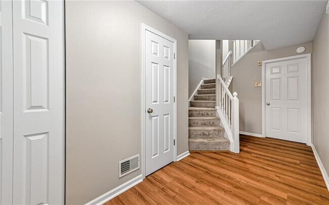 Building Photo - 229 Hillvue Dr