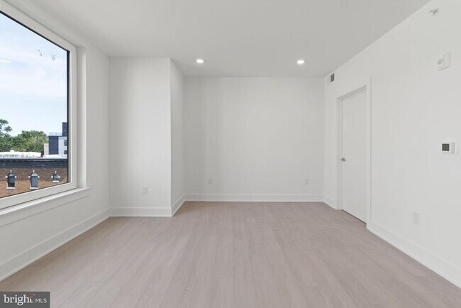 Building Photo - 2000 Dreer St