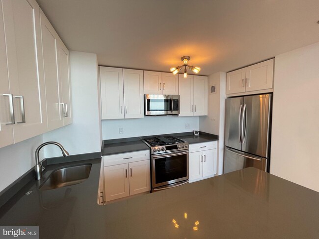 Building Photo - 285 St James Pl