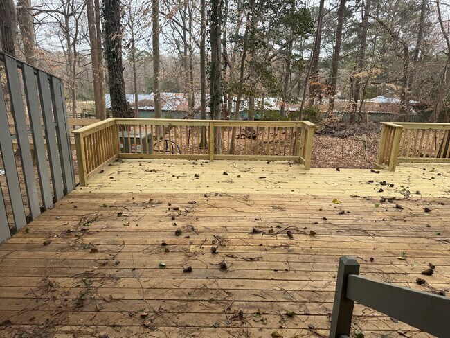 Building Photo - Seasons Trace