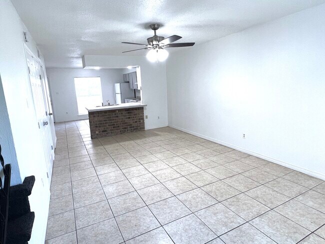 Living room flows into kitchen with countertop bar - 7831 Read Blvd