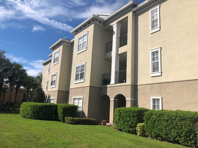 Foto del edificio - MOVE IN OCTOBER! 3rd floor 3BR/2BA Condo -...