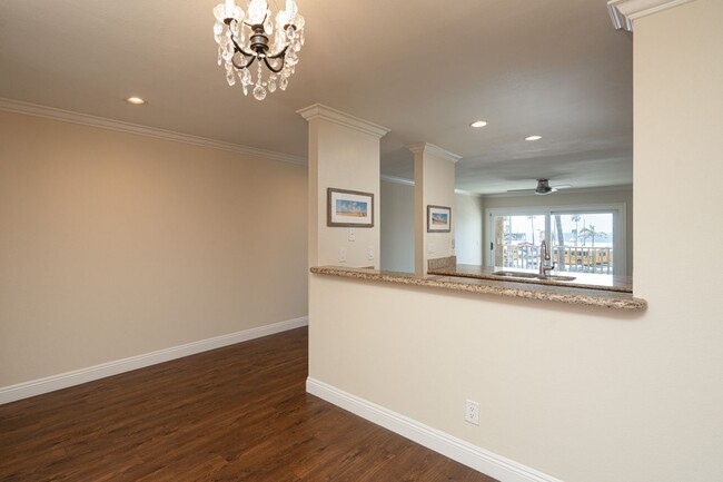 Building Photo - 2 BD/2 BA Condo with Oceanviews