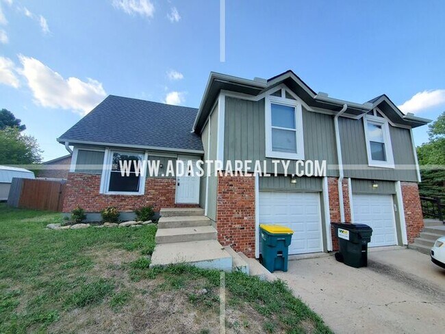 Building Photo - Beautiful Lenexa Duplex-Showing NOW!!