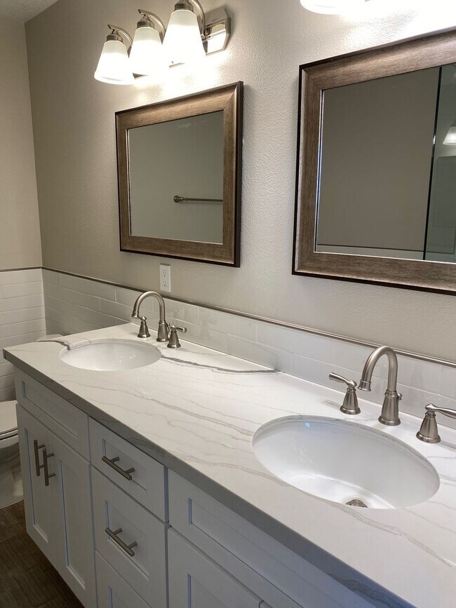Building Photo - Completely remodeled 3 bed, 2 1/2 bath sin...
