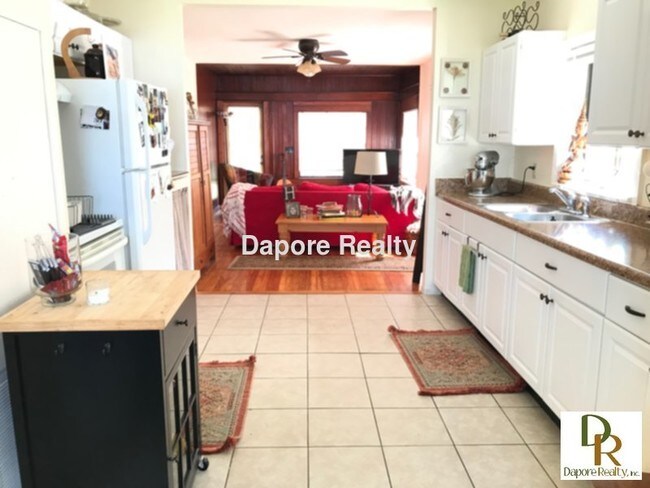 Foto del edificio - Lakefront-Remodeled 2 Bed, Garage, Wood Fl...