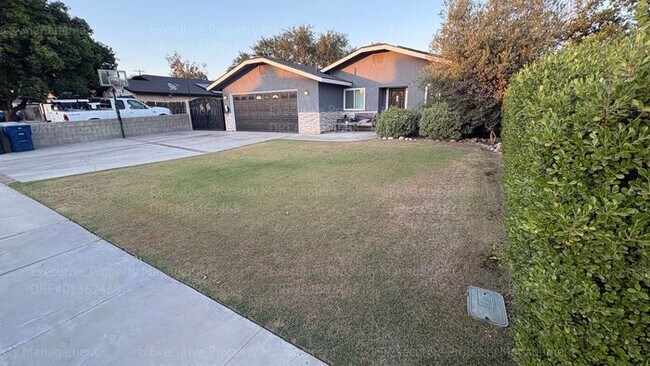 Foto del edificio - 3 bedroom 2 bathroom home with pool and near shopping centers.