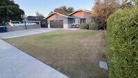 3 bedroom 2 bathroom home with pool and near shopping centers.