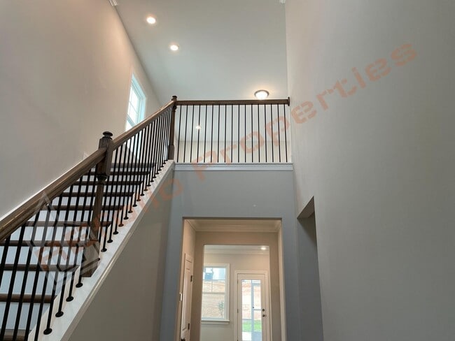 Building Photo - Spacious 4 Bedroom, 3 Bathroom Home w/ 2-C...