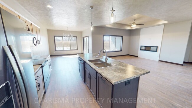 Foto del edificio - WALK IN AND AMENITY FILLED THREE BEDROOM TOWNHOME!