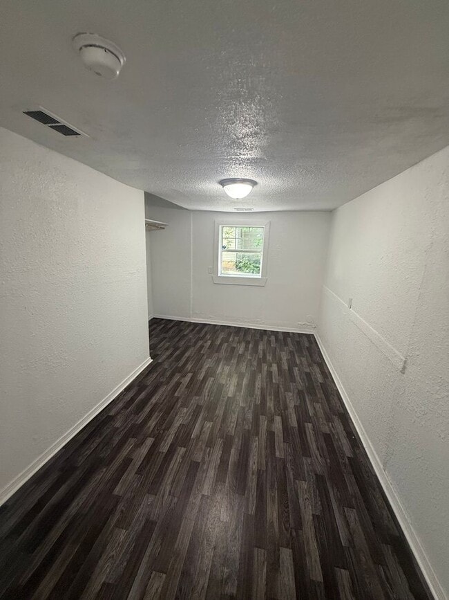 Building Photo - Recently Remodeled 2 bedroom 1 bathroom home
