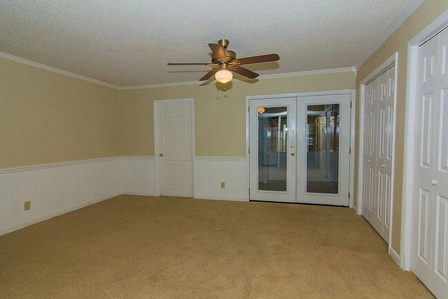 Building Photo - Spacious 3-Bedroom, 2-Bath Condo Available!