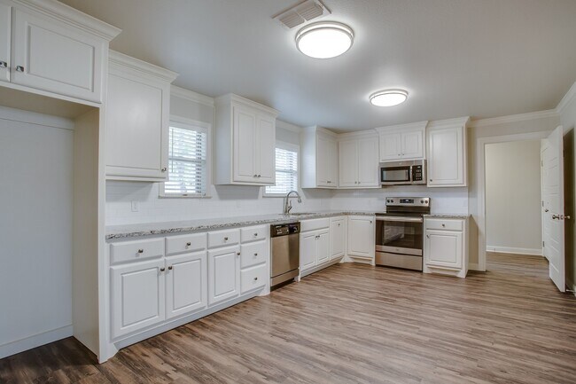 Building Photo - Pre-leasing for July!