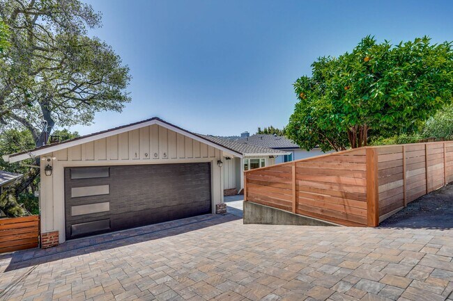 Building Photo - Gorgeous 4 bed, 3 bath home with a bonus r...