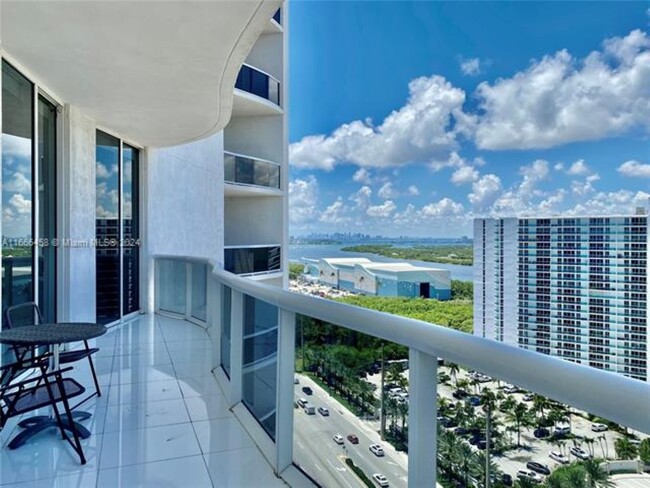 Foto del edificio - 15811 Collins Ave