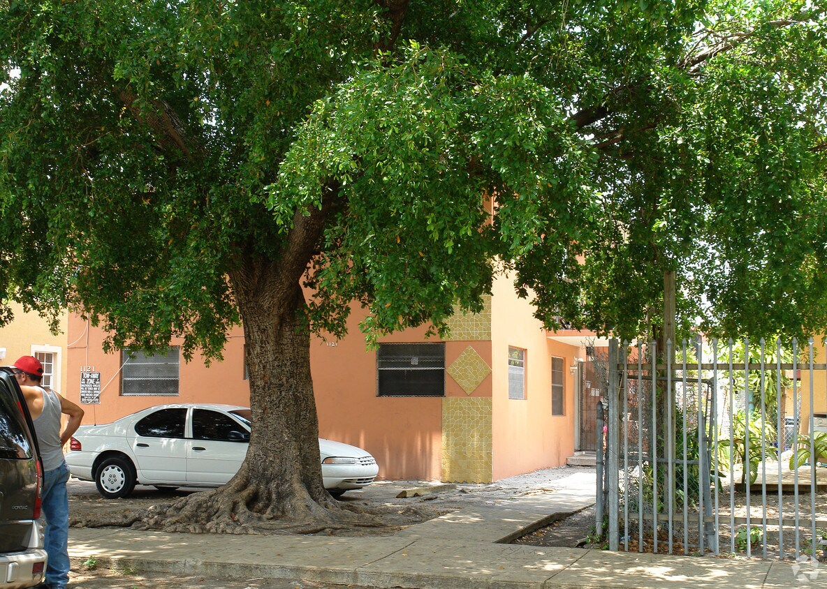 Building Photo - 1121 NW 4th St