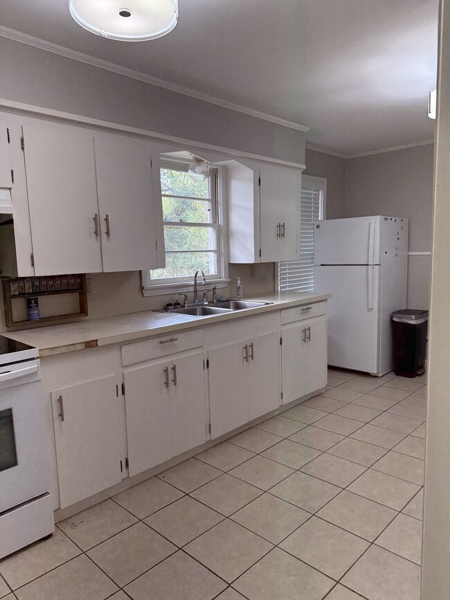 Building Photo - 609 Victoria St