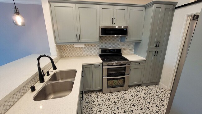 Foto del edificio - Downstairs 2 Bed 2 Bath Apartment in Gated Community!