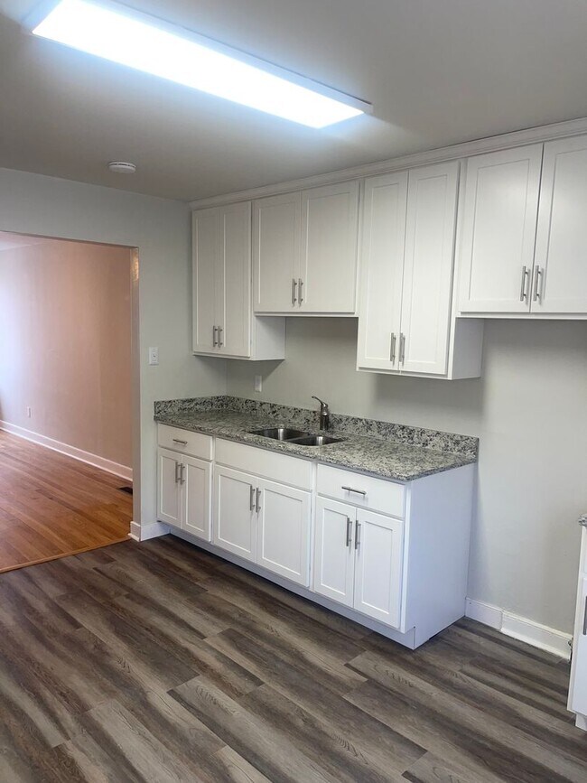 Foto del edificio - 804-806 East Brookland Park Boulevard