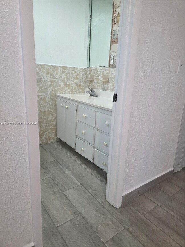 Foto del edificio - 359 W 12th St