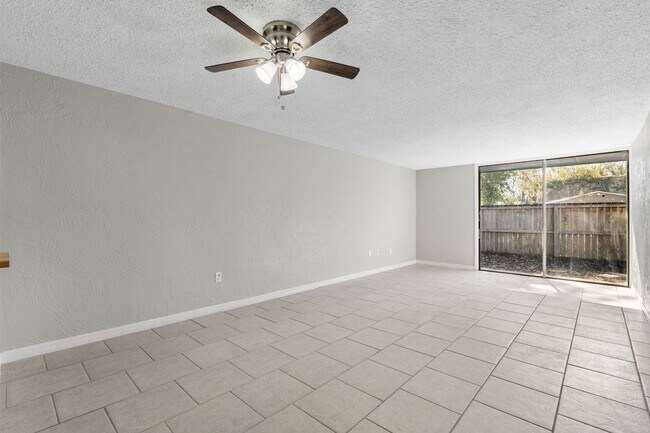 Foto del edificio - Fully Renovated 3BR/2BA Condo with Private Fenced Yard – Prime Location Near Oaks Mall & I-75