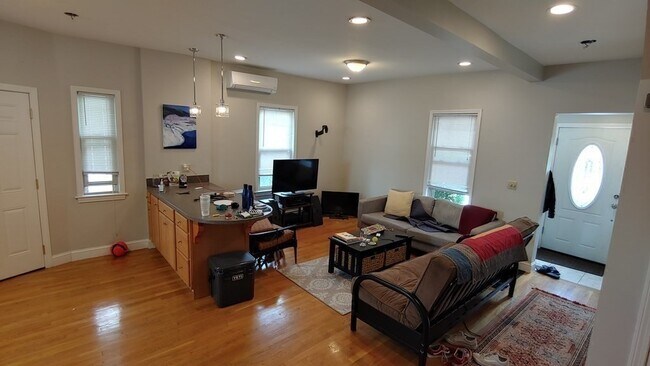 Building Photo - 33 Eastburn St