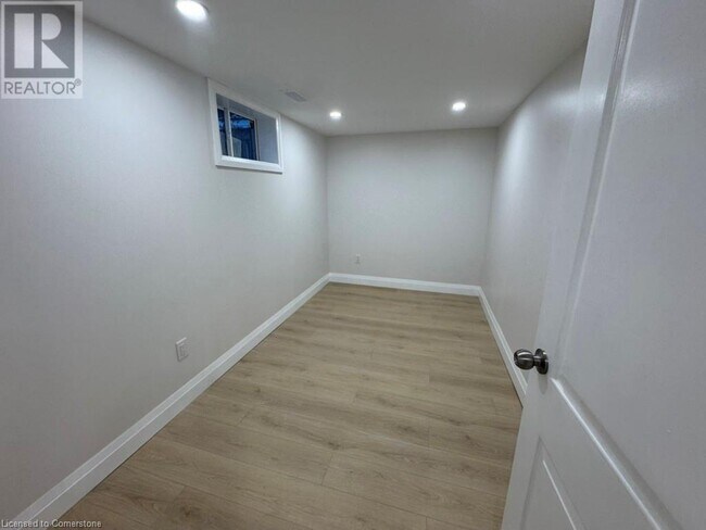 Photo du bâtiment - 74 St Clair Ave