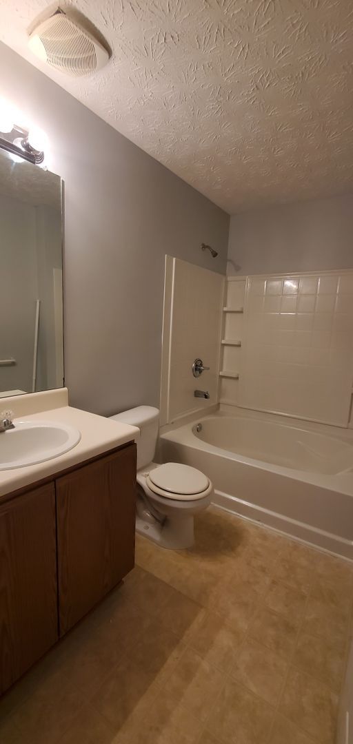 Foto del edificio - Open House on  Spacious Condo