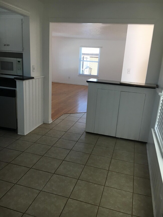 Building Photo - 2065 Mattern Dr