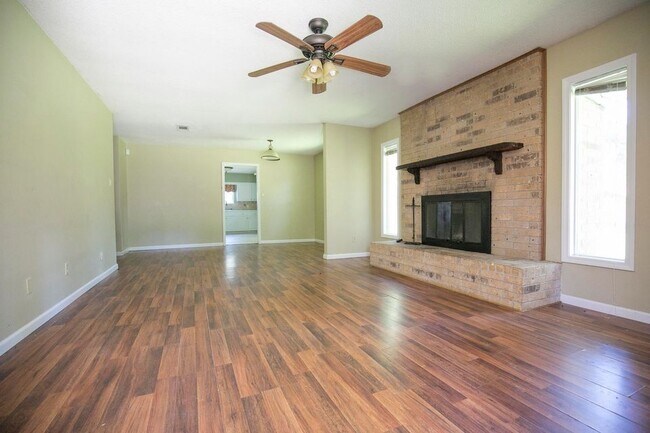 Foto del edificio - 109 Thomas Dr