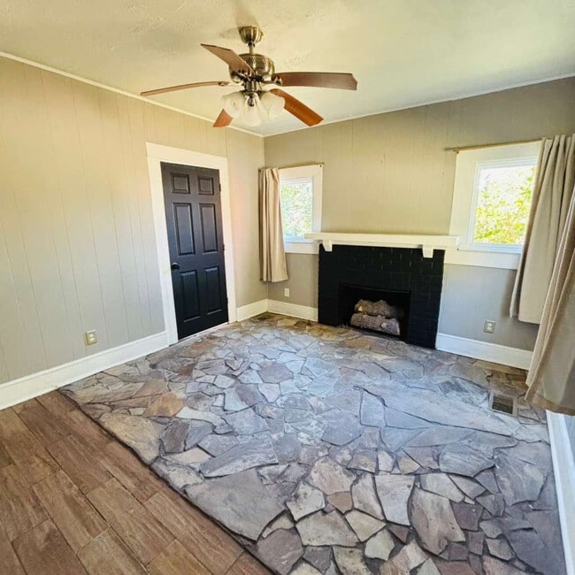 Building Photo - 17 School Rd