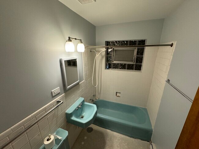 Building Photo - 17828 Park Ave