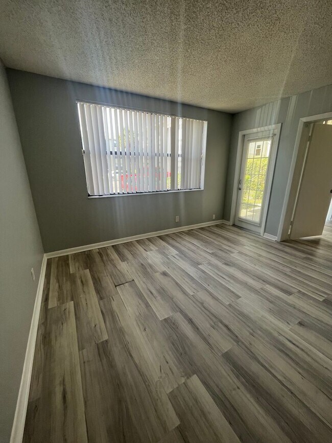 Foto del edificio - ONE BEDROOM ONE BATHROOM!! WATERFRONT COMMUNITY