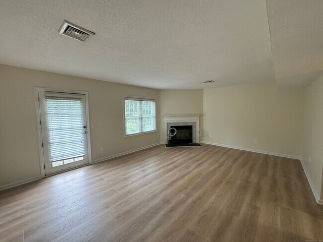 Building Photo - 378 Meridian St Ext