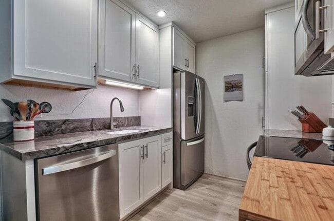 Building Photo - 3107 Golden Oaks Ln