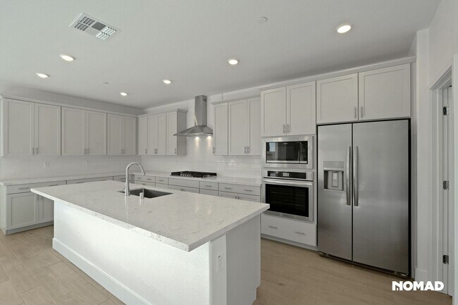 Building Photo - Stunning 4BR House in Roseville