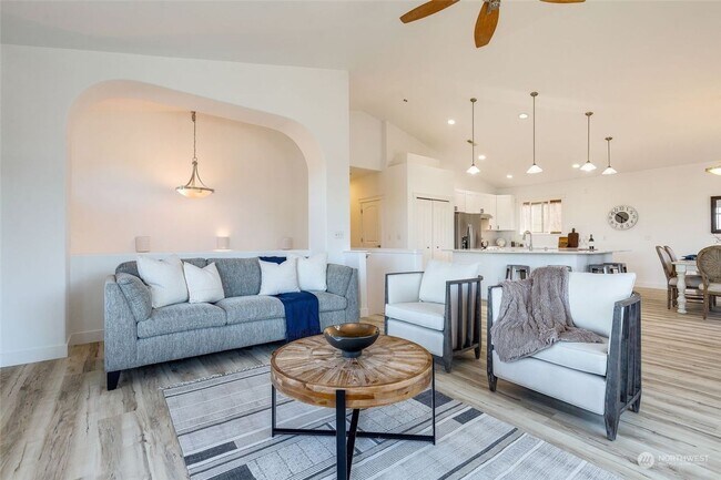 Foto del edificio - Martha Lake VIEWS; Top floor unit
