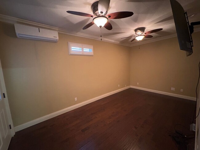 Building Photo - NW Visalia home available now! *Private Sh...