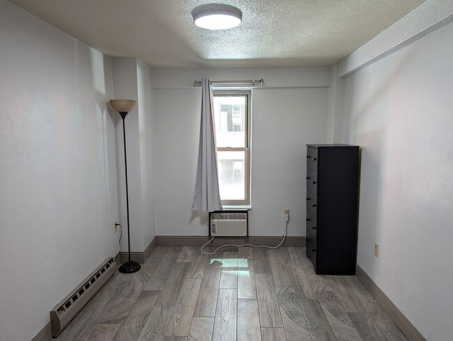 Foto del edificio - High Rise Living Directly Across the Street from Campus!