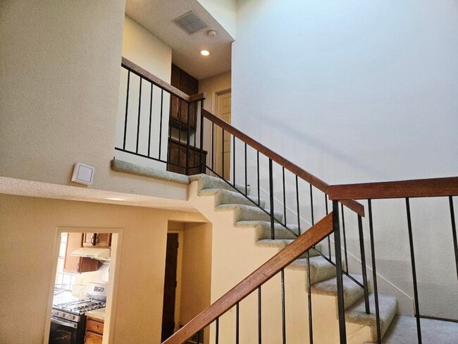 Building Photo - Well Maintained Townhome in Desirable Hidd...