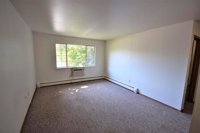 Building Photo - Nice 1 Bedroom, Heat and Water Inc