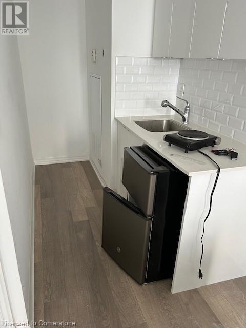 Photo du bâtiment - 560 N Service Rd