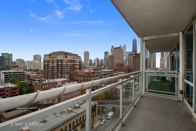 Balcony - 757 N Orleans St
