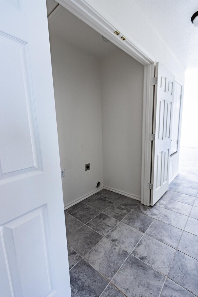 Building Photo - 9075 Hines Cir