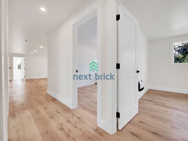 Building Photo - 4 Bed and 2 Bath Single-family Home Availa...
