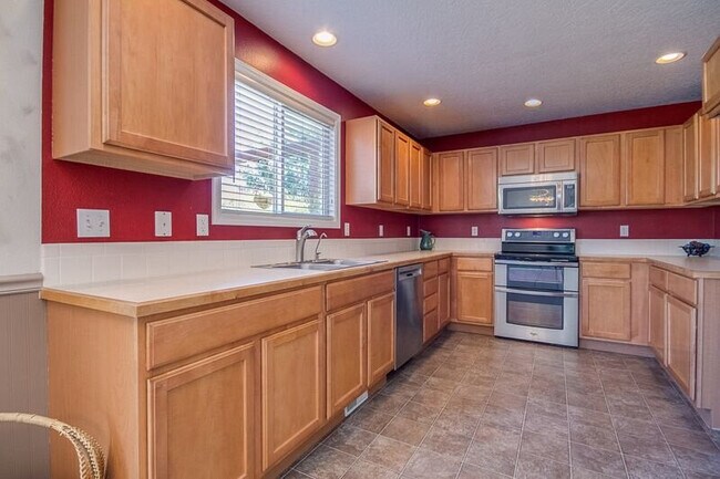 Foto del edificio - 4-Bedroom Two-Story Home
