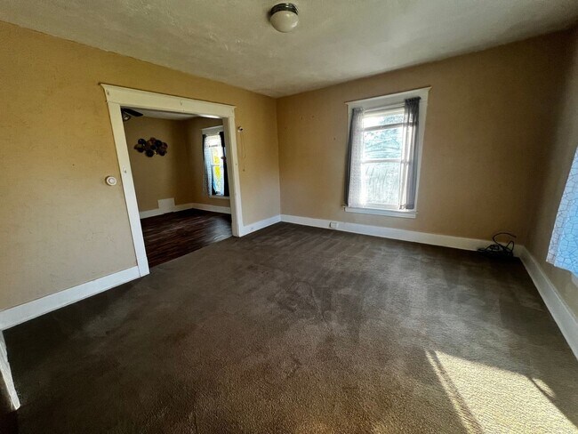 Building Photo - 2 Bedroom Upper Apartment in John Ball Par...