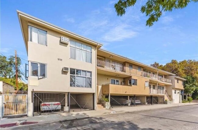 Building Photo - 7959 Romaine St