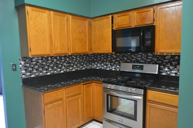 Building Photo - 613 W Parkside Dr
