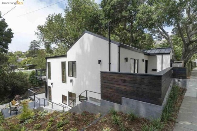 Foto del edificio - 3 bedroom in Berkeley CA 94707